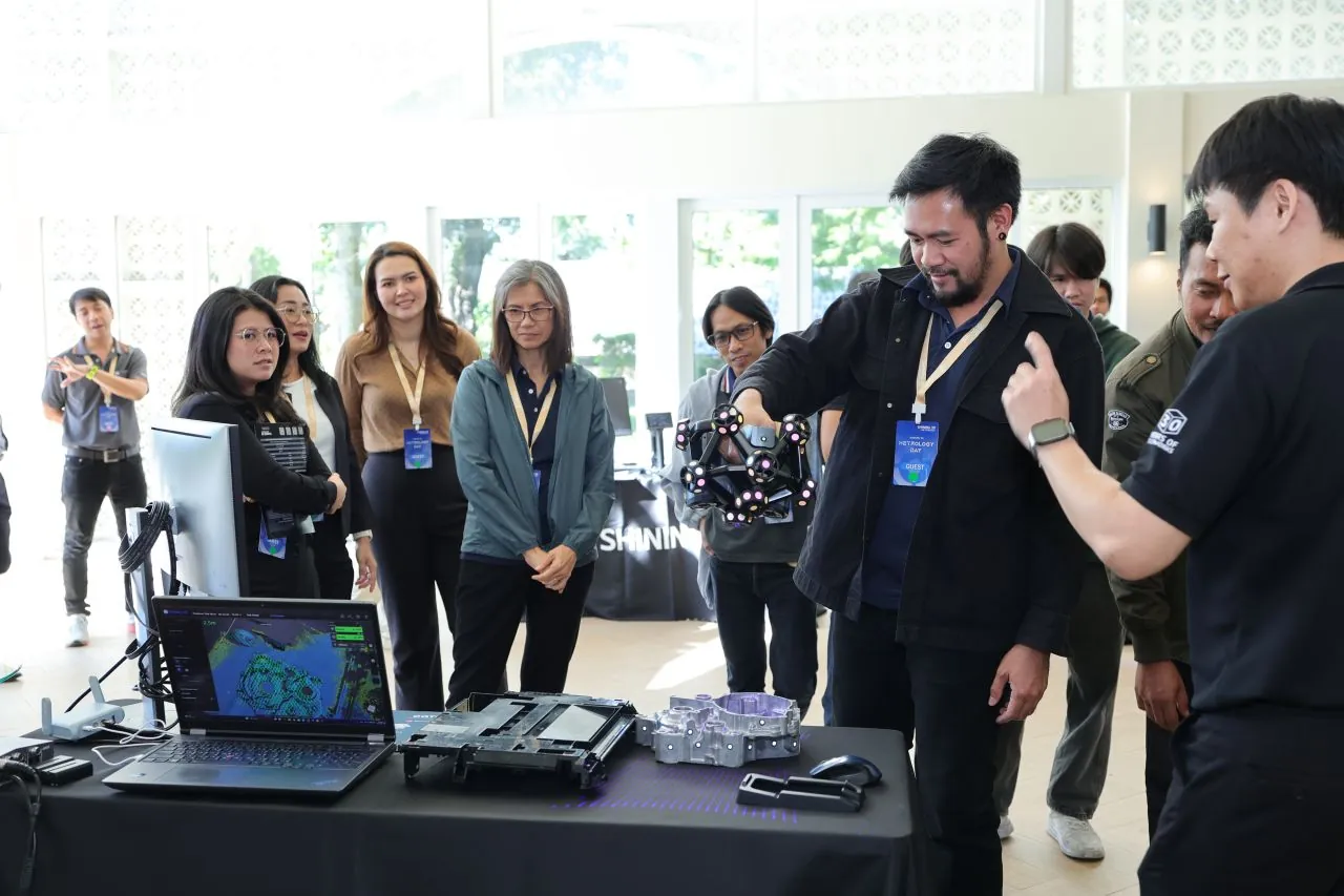 Participante testando um scanner 3D no Metrology Day Tailândia